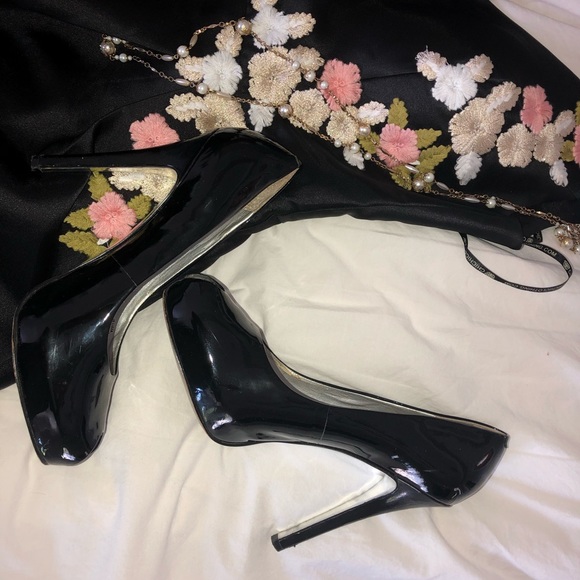 Black Jessica Simpson stiletto 4” heels size 10. - Picture 2 of 3